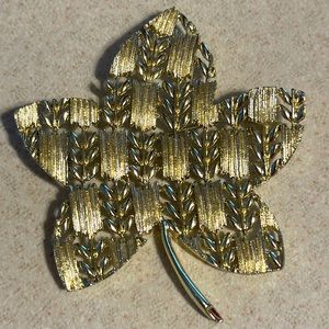 Vintage Lisner gold tone woven brushed Nc polished leaf shaped broach (689)